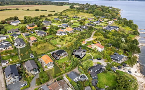 Gesine - 50M to the Fjord: Boligområde, Landskab, Coastal Og Oceaniske Landskabsformer, Kyst, Estate, Forstad, Fugleperspektiv, Kyst, Bugt, Landsby