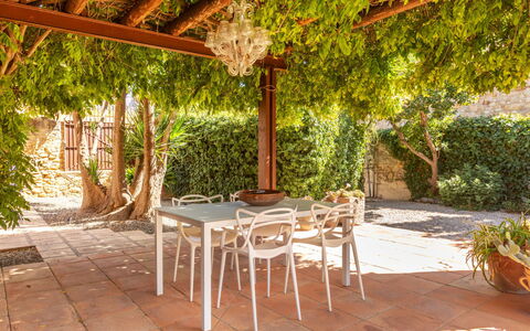 Top Villa Chantal Airco: Møbel, Skygge, Have, Udendørs Struktur, Blomsterkrukke, Udendørs Møbler, Stol, Backyard, Eco Hotel, Gård