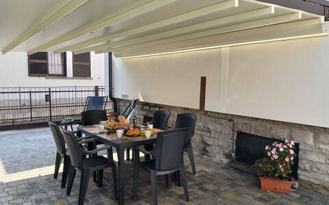 Irene: Markise, Skygge, Loft, Udendørs Struktur, Pergola, Udendørs Møbler, Bjælke, Blomsterkrukke, Stueplante, Gårdhave