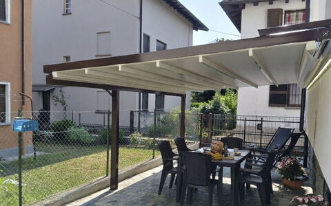 Irene: Markise, Skygge, Udendørs Struktur, Pergola, Baldakin, Gårdhave, Bjælke, Blomsterkrukke, Gårdsplads, Gård