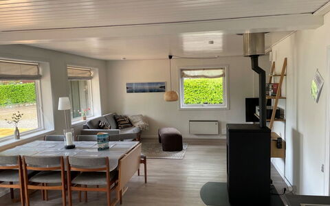 Angret - 200M from the Sea: Gulvbelægning, Etage, Indretning, Træ, Møbel, Loft, Couch, Værelse, Stue, Hjem