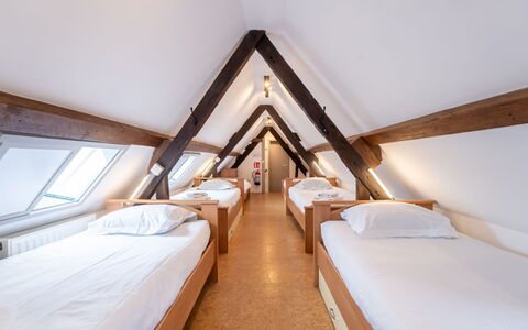 Dunezwin - Protected Cultural Heritage: Soveværelse, Seng, Køjeseng, Indretning, Sengetøj, Sengetøj, Etage, Bed Frame, Loft, Sovesal