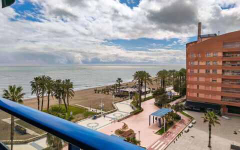Malaga Pacifico: Møbel, Gulvbelægning, Hjem, Etage, Stol, Skygge, Lejlighed, Udendørs Møbler, Stueplante, Køkken & Spisebord
