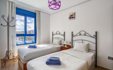 Malaga Pacifico: Møbel, Gulvbelægning, Hjem, Etage, Stol, Skygge, Lejlighed, Udendørs Møbler, Stueplante, Køkken & Spisebord