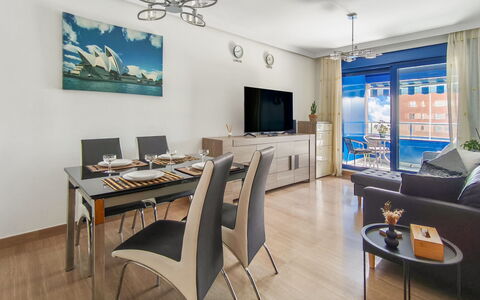 Malaga Pacifico: Møbel, Gulvbelægning, Hjem, Etage, Stol, Skygge, Lejlighed, Udendørs Møbler, Stueplante, Køkken & Spisebord