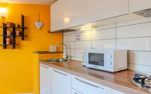 Lidia: Countertop, Indretning, Væg, Køkken, Gulvbelægning, Cabinetry, Træ, Køkken Apparat, Møbel, Større Bandage