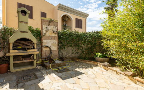 Borghi Piscina: Have, Flise, Backyard, Skygge, Hacienda, Gårdsplads, Gård, Landscaping, Blomsterkrukke, Estate
