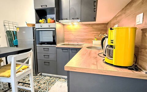 Martina: Køkken Apparat, Større Bandage, Køkken, Møbel, Indretning, Træ, Gulvbelægning, Husholdningsapparat, Countertop, Cabinetry