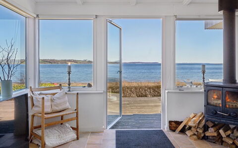Solbritt - 30M from the Sea: Tag, Hus, Hjem, Sommerhus, Dør, Sidespor, Dæk, Veranda, Planke, Hårdttræ