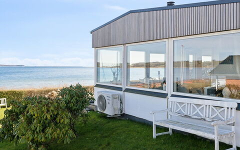 Solbritt - 30M from the Sea: Tag, Hus, Hjem, Sommerhus, Dør, Sidespor, Dæk, Veranda, Planke, Hårdttræ
