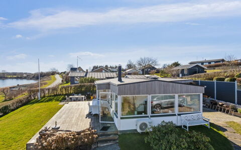 Solbritt - 30M from the Sea: Tag, Hus, Hjem, Sommerhus, Dør, Sidespor, Dæk, Veranda, Planke, Hårdttræ