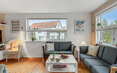 Annemone - 900M from the Sea: Møbel, Indretning, Væg, Gulvbelægning, Træ, Couch, Etage, Loft, Stue, Værelse