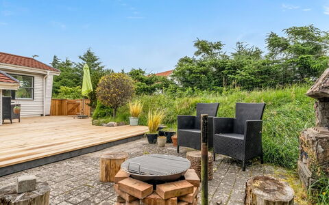Annemone - 900M from the Sea: Træ, Busk, Land Lot, Sky, Have, Hjem, Sommerhus, Hårdttræ, Planke, Landscaping