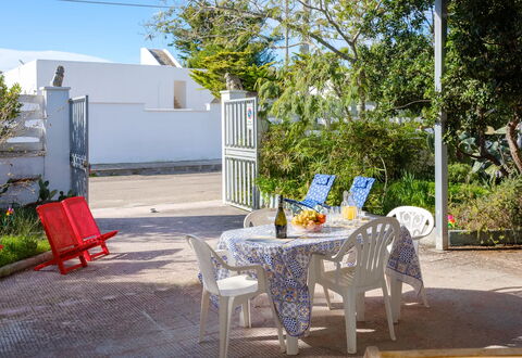 Alla Rosa Dei Venti - North Wind House: Møbel, Blomsterkrukke, Stol, Skygge, Udendørs Møbler, Have, Stueplante, Gård, Landscaping