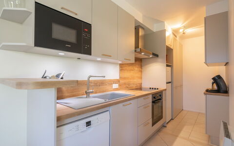 Résidence de Mons: Countertop, Køkken, Indretning, Køkken Apparat, Cabinetry, Gulvbelægning, Større Bandage, Møbel, Træ, Etage