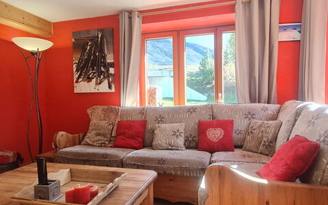 Chalet Coop: Møbel, Indretning, Couch, Stue, Gulvbelægning, Hjem, Værelse, Etage, Loft