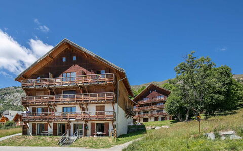 Les Chamois: Bjergkæde, Dal, Altan, Bjerglandsby, Alps, Bjælkehytte