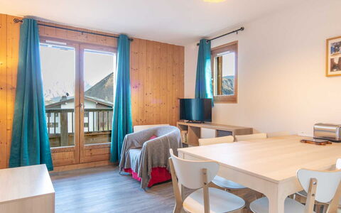 Les Huskies: Køkken, Countertop, Cabinetry, Indretning, Køkken Apparat, Gulvbelægning, Møbel, Træ, Større Bandage, Loft