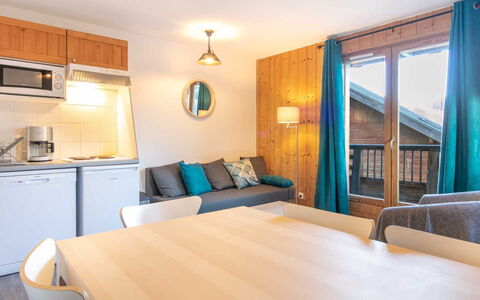 Les Huskies: Køkken, Countertop, Cabinetry, Indretning, Køkken Apparat, Gulvbelægning, Møbel, Træ, Større Bandage, Loft
