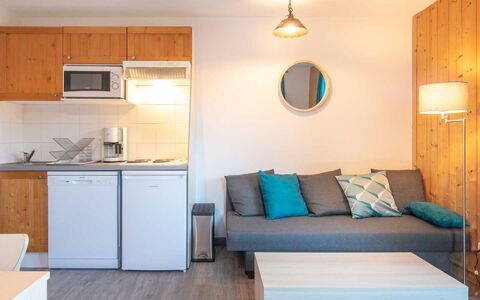 Les Huskies: Køkken, Countertop, Cabinetry, Indretning, Køkken Apparat, Gulvbelægning, Møbel, Træ, Større Bandage, Loft