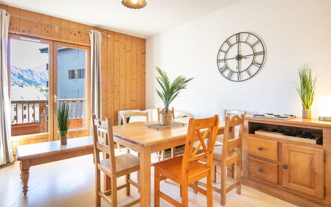 Les Bouquetins: Køkken, Countertop, Cabinetry, Indretning, Køkken Apparat, Gulvbelægning, Møbel, Træ, Større Bandage, Loft
