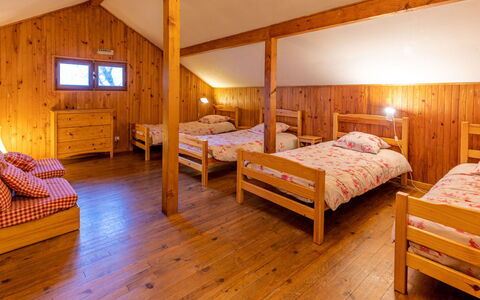 Les Cochettes: Køkken, Countertop, Cabinetry, Indretning, Køkken Apparat, Gulvbelægning, Møbel, Træ, Større Bandage, Loft