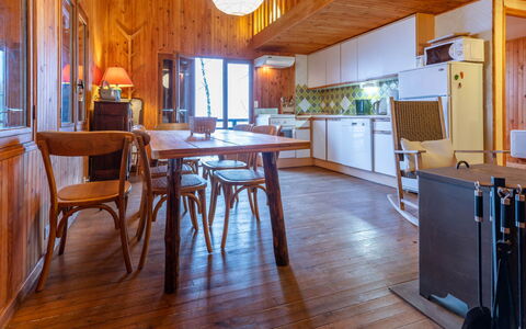 Les Cochettes: Køkken, Countertop, Cabinetry, Indretning, Køkken Apparat, Gulvbelægning, Møbel, Træ, Større Bandage, Loft