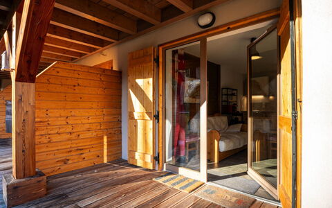 Niveoles: Køkken, Countertop, Cabinetry, Indretning, Køkken Apparat, Gulvbelægning, Møbel, Træ, Større Bandage, Loft