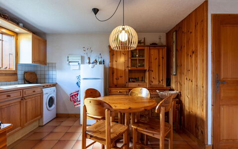 Le Chamois: Køkken, Countertop, Cabinetry, Indretning, Køkken Apparat, Gulvbelægning, Møbel, Træ, Større Bandage, Loft