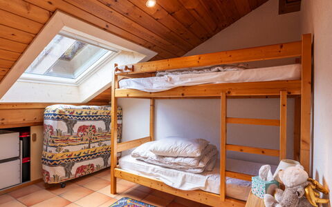 Le Chamois: Køkken, Countertop, Cabinetry, Indretning, Køkken Apparat, Gulvbelægning, Møbel, Træ, Større Bandage, Loft