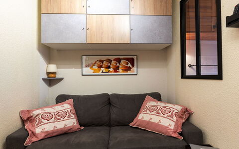 Grande Neige: Køkken, Countertop, Cabinetry, Indretning, Køkken Apparat, Gulvbelægning, Møbel, Træ, Større Bandage, Loft