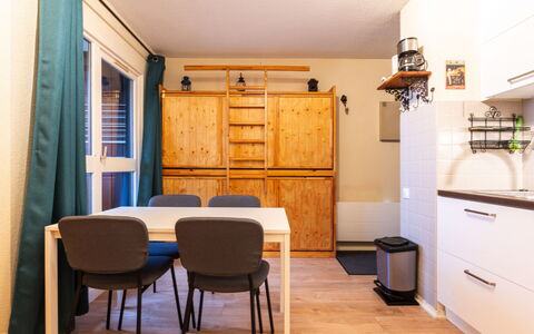 Grande Neige: Køkken, Countertop, Cabinetry, Indretning, Køkken Apparat, Gulvbelægning, Møbel, Træ, Større Bandage, Loft