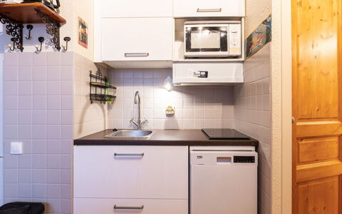 Grande Neige: Køkken, Countertop, Cabinetry, Indretning, Køkken Apparat, Gulvbelægning, Møbel, Træ, Større Bandage, Loft