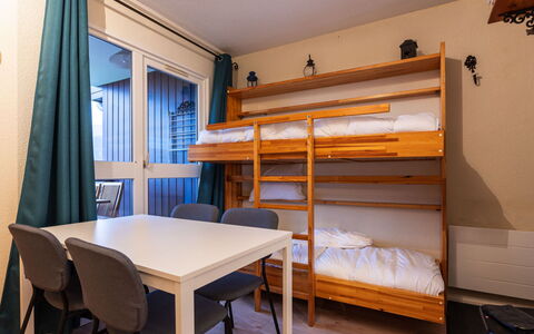Grande Neige: Køkken, Countertop, Cabinetry, Indretning, Køkken Apparat, Gulvbelægning, Møbel, Træ, Større Bandage, Loft