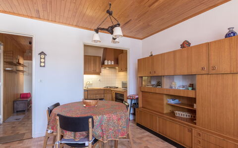 Les Marmottes 2: Køkken, Countertop, Cabinetry, Indretning, Køkken Apparat, Gulvbelægning, Møbel, Træ, Større Bandage, Loft