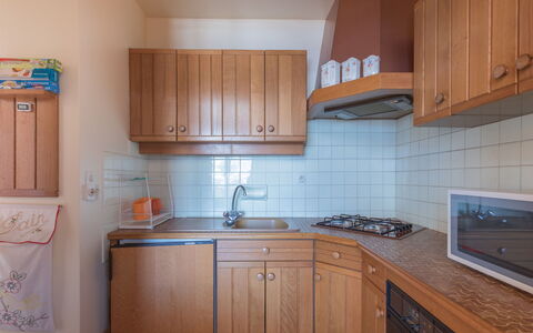 Les Marmottes 2: Køkken, Countertop, Cabinetry, Indretning, Køkken Apparat, Gulvbelægning, Møbel, Træ, Større Bandage, Loft