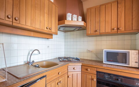 Les Marmottes 2: Køkken, Countertop, Cabinetry, Indretning, Køkken Apparat, Gulvbelægning, Møbel, Træ, Større Bandage, Loft