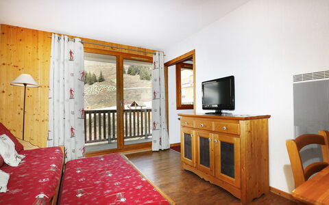 T.bergerie: Indretning, Møbel, Værelse, Billedramme, Hårdttræ, Cabinetry, Bejdse, Stol, Stue, Skuffe