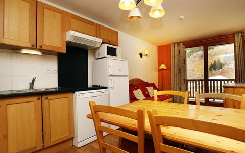 T.bergerie: Køkken, Countertop, Cabinetry, Indretning, Køkken Apparat, Gulvbelægning, Møbel, Træ, Større Bandage, Loft