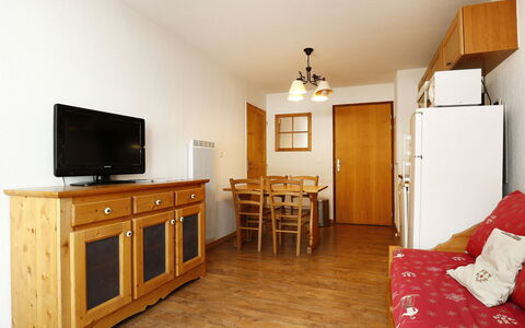 T.bergerie: Køkken, Countertop, Cabinetry, Indretning, Køkken Apparat, Gulvbelægning, Møbel, Træ, Større Bandage, Loft