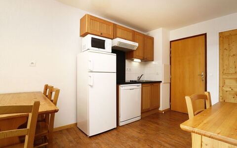 T.bergerie: Køkken, Countertop, Cabinetry, Indretning, Køkken Apparat, Gulvbelægning, Møbel, Træ, Større Bandage, Loft