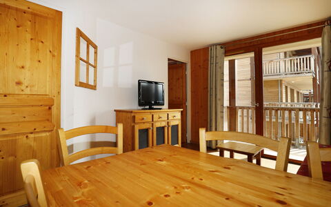 T.bergerie: Køkken, Countertop, Cabinetry, Indretning, Køkken Apparat, Gulvbelægning, Møbel, Træ, Større Bandage, Loft
