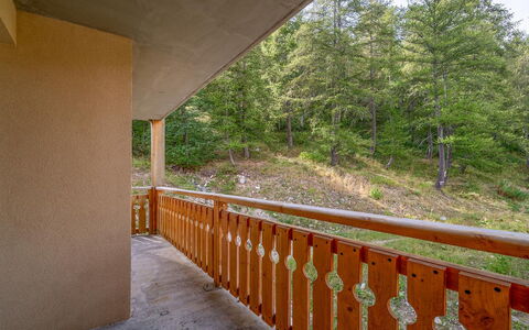 C. du Verdon: Køkken, Countertop, Cabinetry, Indretning, Køkken Apparat, Gulvbelægning, Møbel, Træ, Større Bandage, Loft