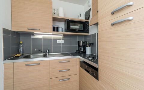 C. du Verdon: Countertop, Køkken, Cabinetry, Træ, Indretning, Køkken Apparat, Større Bandage, Gulvbelægning, Håndvask, Køkkenvask
