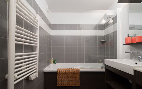 C. du Verdon: Køkken, Countertop, Cabinetry, Indretning, Køkken Apparat, Gulvbelægning, Møbel, Træ, Større Bandage, Loft