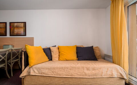 C. du Verdon: Køkken, Countertop, Cabinetry, Indretning, Køkken Apparat, Gulvbelægning, Møbel, Træ, Større Bandage, Loft