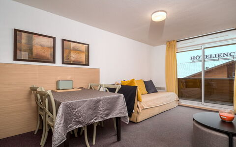 C. du Verdon: Køkken, Countertop, Cabinetry, Indretning, Køkken Apparat, Gulvbelægning, Møbel, Træ, Større Bandage, Loft
