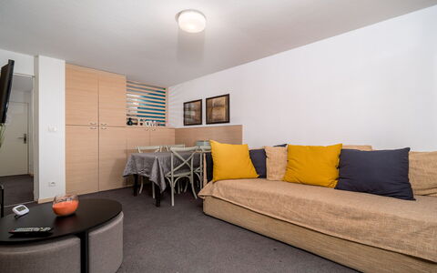 C. du Verdon: Køkken, Countertop, Cabinetry, Indretning, Køkken Apparat, Gulvbelægning, Møbel, Træ, Større Bandage, Loft