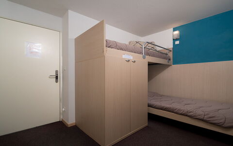 C. du Verdon: Køkken, Countertop, Cabinetry, Indretning, Køkken Apparat, Gulvbelægning, Møbel, Træ, Større Bandage, Loft