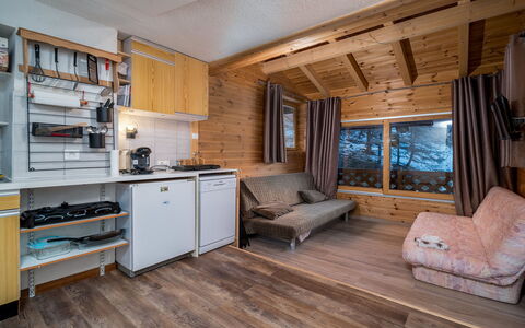 Le Schuss Iv: Køkken, Countertop, Cabinetry, Indretning, Køkken Apparat, Gulvbelægning, Møbel, Træ, Større Bandage, Loft